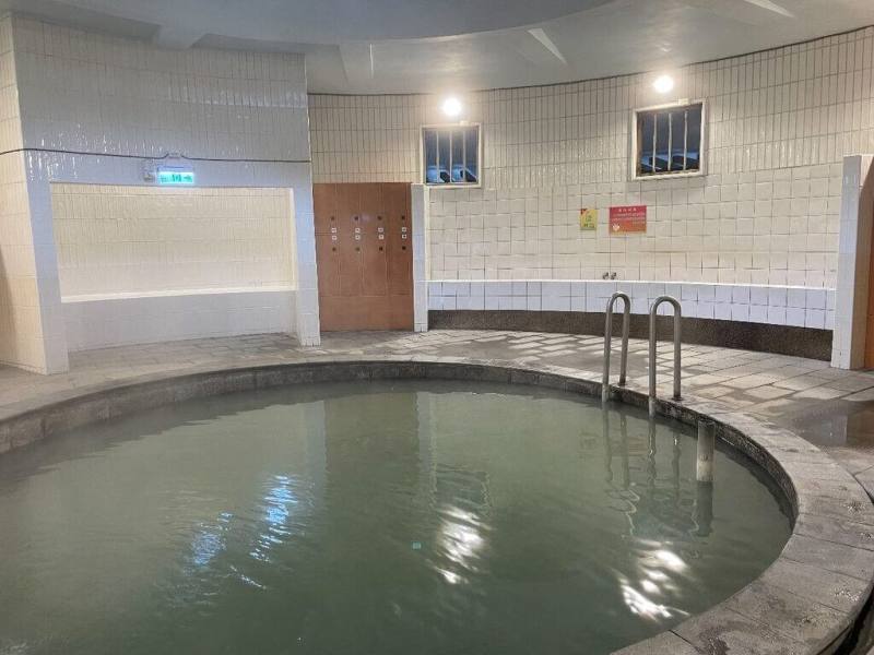 台北市陽明山前山公園公共浴室整修及管線更新作業完工，市府公園處2日宣布自即日起開放使用。圖為男性公共浴室。（台北市公園處提供）