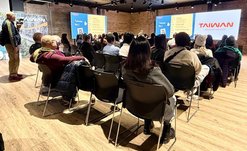 台灣觀光署駐紐約辦事處在多倫多舉辦說明會，邀請近百位多倫多旅遊業者及媒體，分享台灣觀光彩繪電車行車體驗和台灣最新觀光優惠資訊。