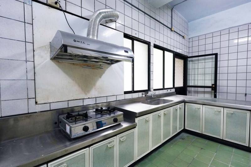 0403強震週年，台泥公司改裝和平廠舊辦公室，設置廚房、熱水淋浴間及哺乳室等，提供安全、舒適的生活空間，正式編列為花蓮縣秀林鄉公所緊急避難場所，可收容50人。（台泥提供）