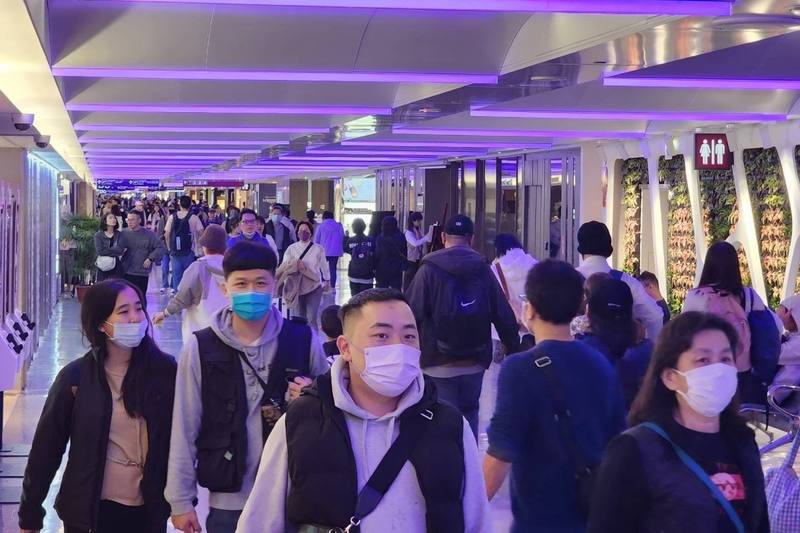 清明節連續假期首日，桃園國際機場3日一早就出現人潮。