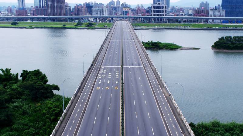 〈日常演習〉以鳥瞰視角拍攝臺灣每年防空演習期間空無一人的超現實景象，提醒人們警惕戰爭的威脅。（藝術家袁廣鳴著作，AAM提供）