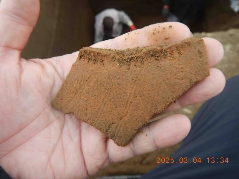 花蓮新城鄉北埔村一處工地發現少見大坌坑文化層，年代涵蓋距今6000年至4300年，在距離地表約1.5公尺處發現較多遺物，當中陶片以繩紋陶為主，採集到數件篦劃紋口緣、肩部，這些都是大坌坑文化標準特徵。（花蓮縣文化局提供）