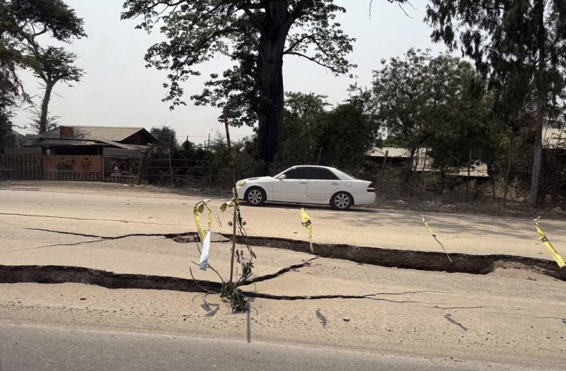 靈鷲山慈善基金會前進緬甸賑災，2日持續朝瓦城挺進，在距離瓦城以南40公里的喬克西（Kyaukse）發現路面裂痕、嚴重損毀，讓賑災道路更為艱辛。（靈鷲山佛教教團提供）
