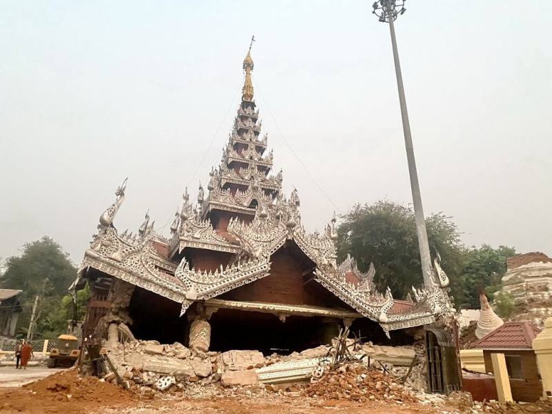 緬甸日前發生震矩規模7.7地震，逾3000人喪生。瓦城著名佛教聖地瑪哈牟尼寺（Mahamuni Buddha Temple）佛塔嚴重損毀，只剩殘存的塔尖。（靈鷲山佛教教團提供）