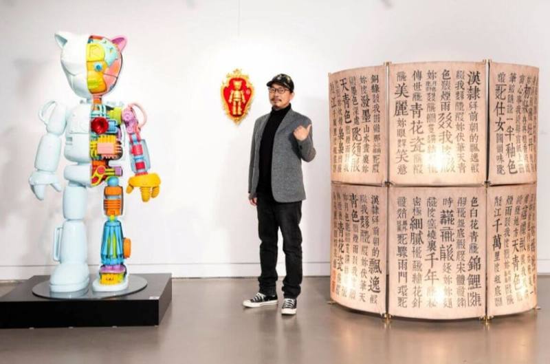 作詞人方文山（圖）3月起在基隆美術館推出特展「方道文山流」，展出近40件藝術裝置作品，其中包含他為基隆新創的藝術屏風「月色被打撈起」。（方道文山流提供）