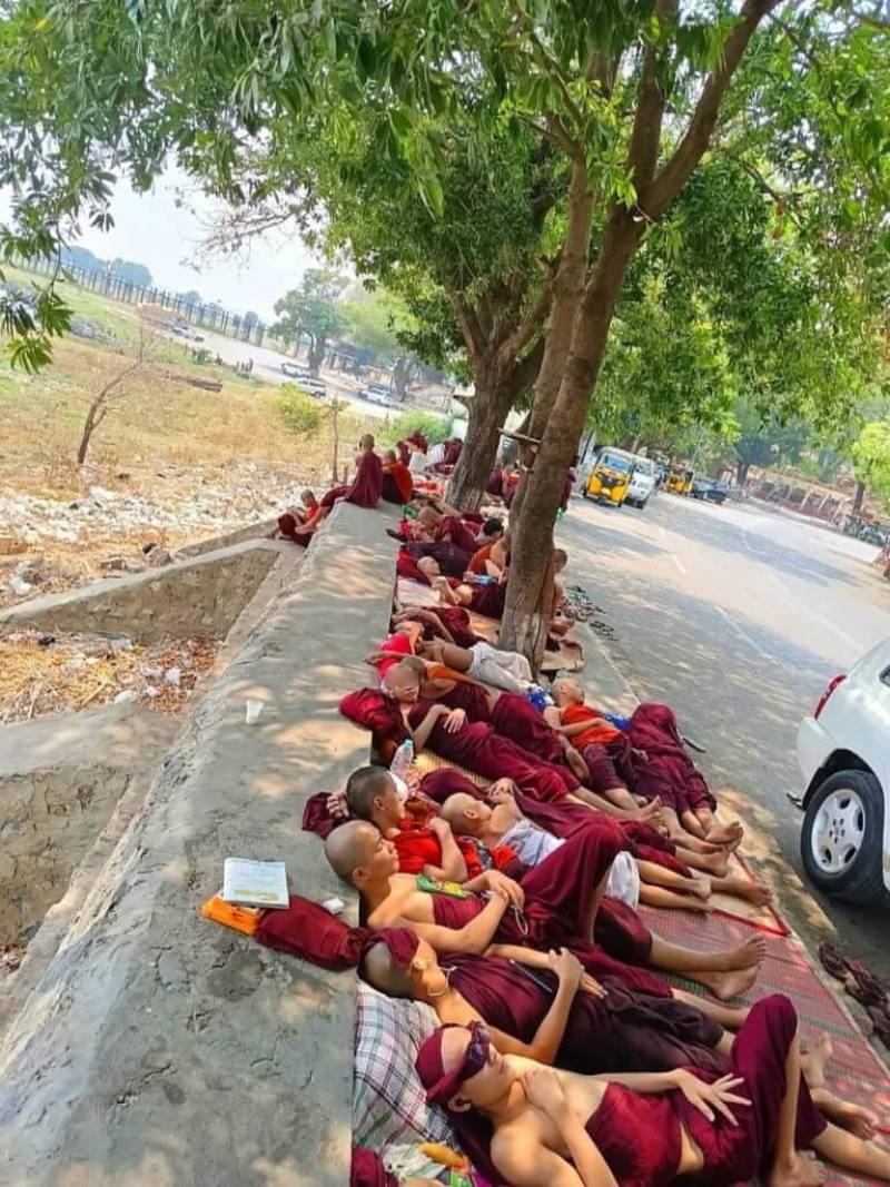 緬甸強震致災，靈鷲山佛教教團2日表示，台灣、緬甸兩地的法師、工作人員、志工等人1日集結從仰光出發，運送物資前進災區關懷，團隊發現，離瓦城不遠的 阿馬拉布拉（Amarapura）地區，有很多寺院倒塌或毀損，比丘只好露宿街頭。（靈鷲山佛教教團提供）