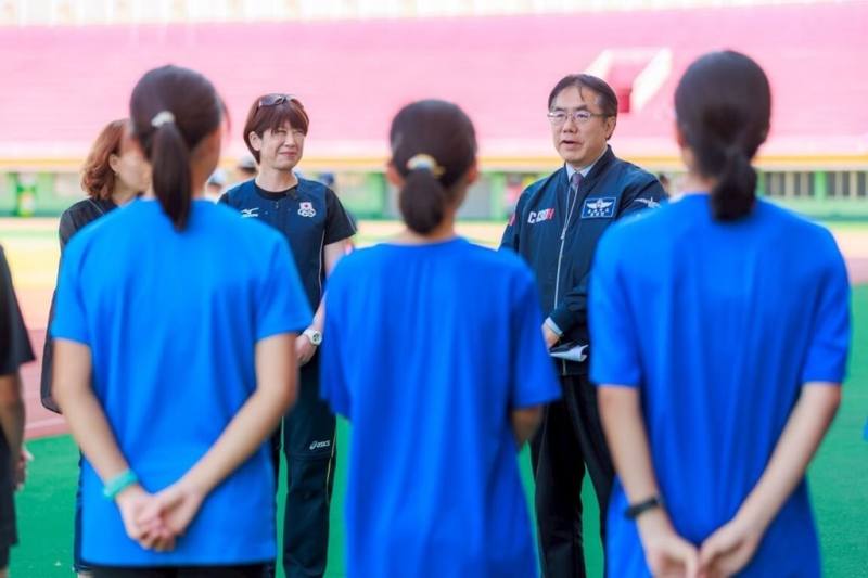 114年全中運19日將在台南市登場，前日本奧運競走選手喜多真裕美（後排右2）受邀指導台南選手。（台南市政府提供）