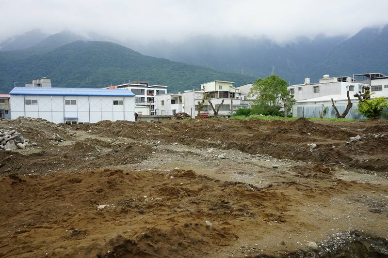 花蓮縣新城鄉戶政事務所及警消合署辦公大樓工地2024年底動工，拆除過程發現史前陶片遺物等，經專家確認，發現是花岡山文化及大坌坑文化層。