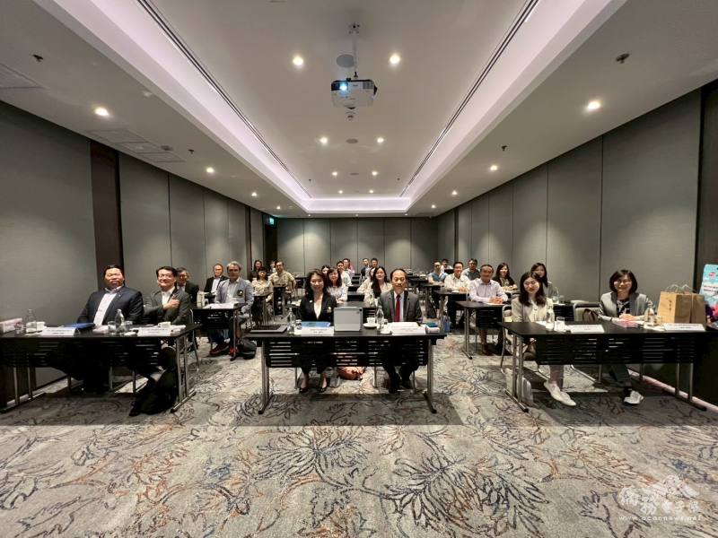 企業碳中和面面觀講座圓滿落幕，與會來賓合影留念