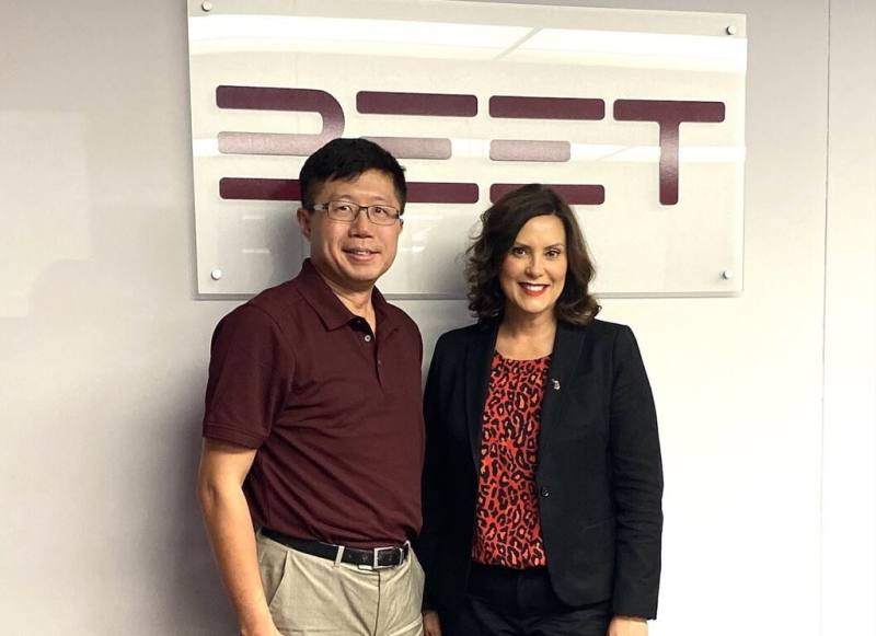 對於川普關稅的衝擊，在密西根車業逾20年的創業家蔣序龍（左）認為，走過這段「必要之惡」後，美國本土產業於1、2年後復興機率高。圖為蔣序龍與密西根州長魏美桂。（蔣序龍提供）