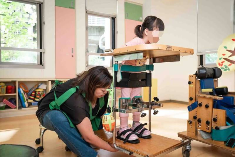 第一社福基金會呼籲民眾關注幼兒發展，當孩子有發展遲緩問題，及時早療介入，有機會反轉人生。圖為站立架的使用，可訓練不會站的孩子站立所需要的肌肉。（第一社福基金會提供）