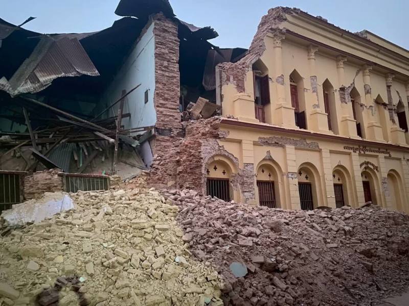 緬甸3月28日發生強震釀嚴重死傷，靈鷲山賑災團將物資送到瑞耶少（瑞萊桑）寺院，當地是古建築，佛寺災後倒塌，磚牆掉落堆滿一地。（靈鷲山佛教教團提供）