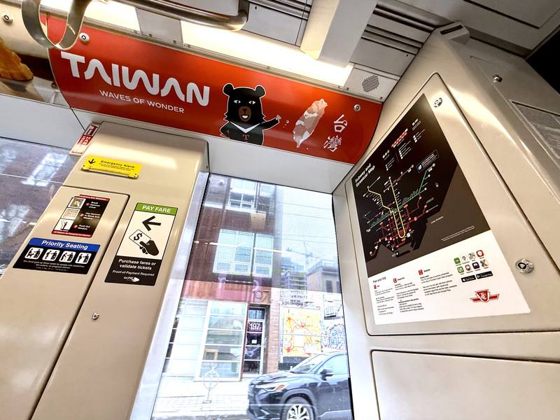 即日起至5月18日，以動感波浪線條描繪台灣四季風情的台灣觀光彩繪電車，將持續穿梭多倫多市中心鬧區。