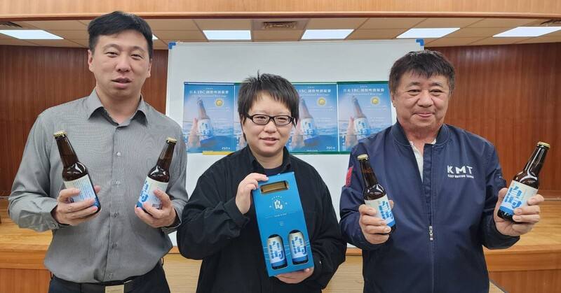 以澎湖「風茹草」精釀的啤酒「島啤」2024年在日本IBC國際啤酒競賽中榮獲「其他茶類」與「水果與香料」組雙料冠軍，澎湖縣議長陳毓仁（左）2日盛讚新世代青農代表何欣潔（中）研發的啤酒品質，並允諾將協請縣府幫忙行銷。（飲酒過量有礙健康；未成年請勿飲酒；酒後勿開車）