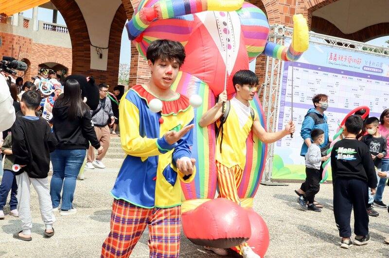 2025嘉義親子藝術節3日在嘉義縣表演藝術中心開幕，由劇團帶來嘉年華遊行，民眾跟隨隊伍在園區歡樂踩街。