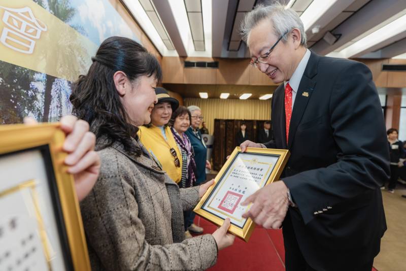 外交部政務次長吳志中頒贈外交志願服務證書