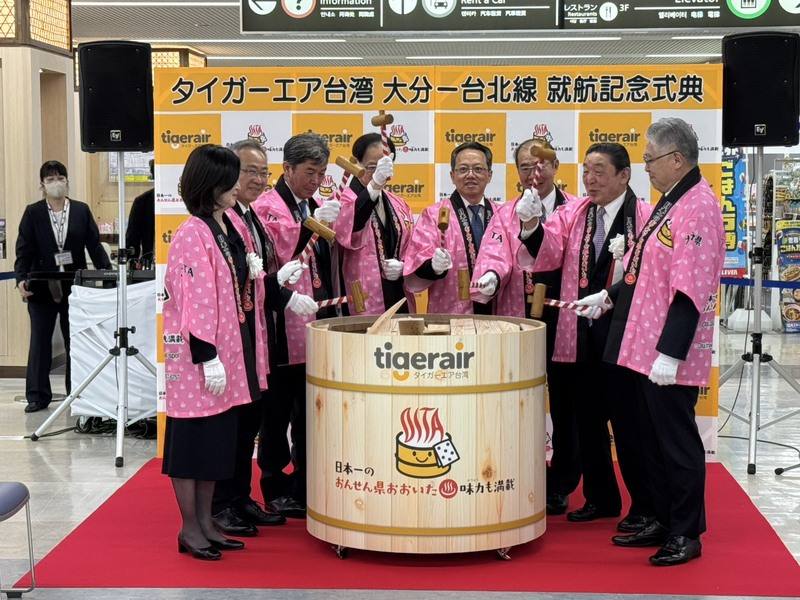 台灣虎航2日開航桃園-大分航線，成為飛航日本的第21個航點，虎航商務長許致遠（右4）等人舉行在大分機場舉行首航紀念儀式。