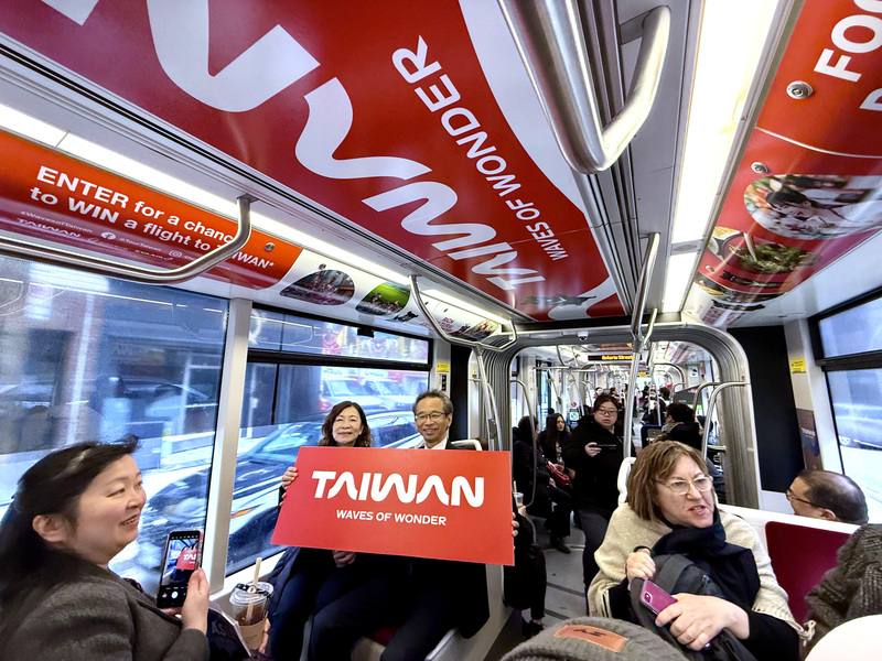 台灣觀光署駐紐約辦事處邀請近百位多倫多旅遊業者及媒體，搶先感受台灣觀光彩繪電車在多倫多的行車體驗。