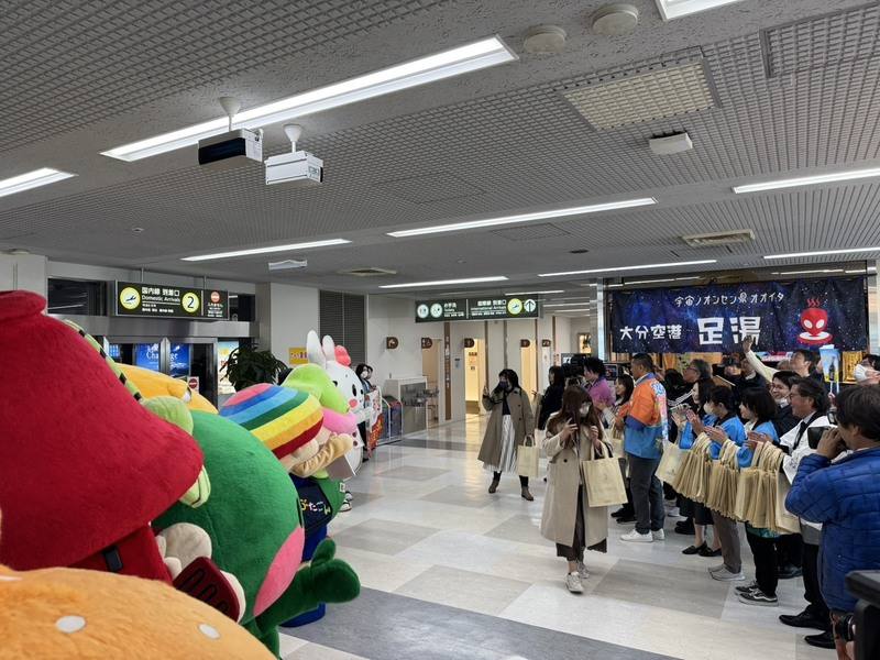 台灣虎航2日正式開航桃園-大分航線，首航航班旅客抵達大分機場後，受到當地民眾熱烈歡迎。