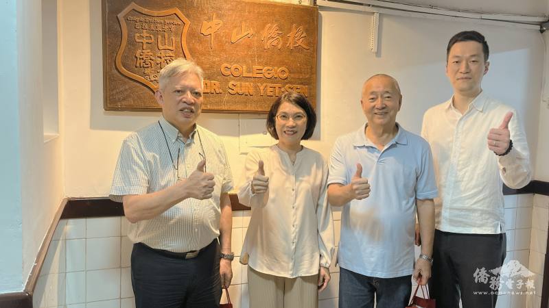 左起中山僑校校長司徒梓明、駐東方市總領事陳慧芬、中山僑校董事長林晉銘、僑務秘書陳奕綸