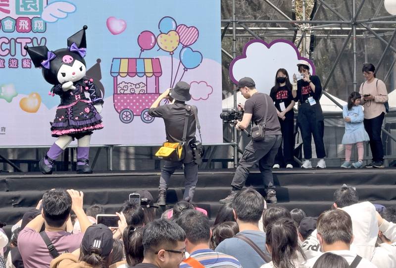 2025新竹市兒童遊藝節「飛翔樂園」3日於新竹公園開幕，現場除了兒童劇、音樂及雜耍特技等內容，還有沉浸親子劇場、大型氣墊遊具和親子電影院、藝術創作活動等，適合不同年齡兒童。