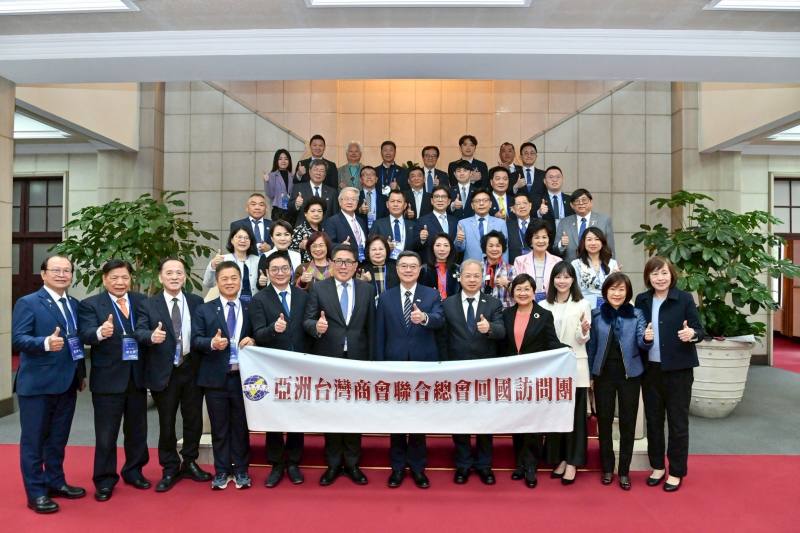 行政院長卓榮泰與訪團合影