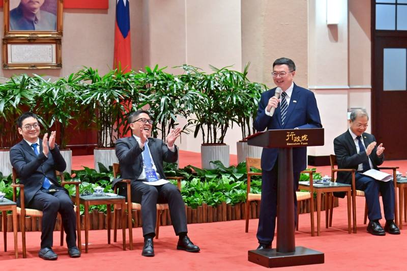 行政院長卓榮泰接見「第32屆亞洲臺灣商會聯合總會回國訪問團」