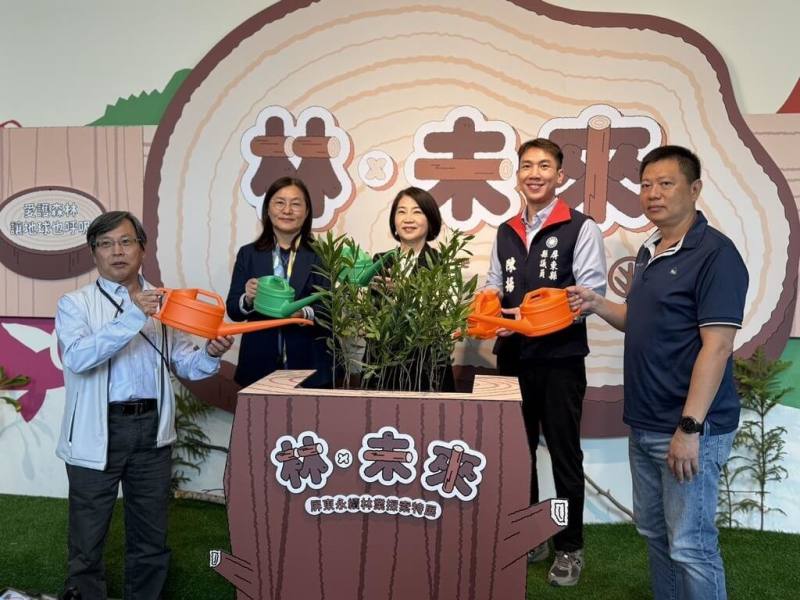 屏東縣政府在農業物產館推出「屏東永續林業探索展」，2日下午開幕，縣長周春米（中）等人出席，邀請民眾一同認識屏東林業資源，了解淨零行動、永續環保重要性。（屏東縣政府提供）
