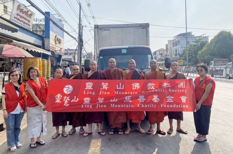 靈鷲山佛教教團2日受訪表示，緬甸日前強震、災情慘重，1日已集合台灣、緬甸兩地的法師、工作人員、志工從仰光出發，運送物資前進瓦城災區關懷。（靈鷲山佛教教團提供）