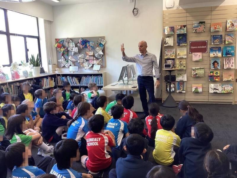 今年初，花蓮地震希臘英雄Dimitris Belbas逐漸走出創傷症候群的陰霾，3月前往香港一所國小分享救援經歷和求生技巧。（Dimitris Belbas提供）