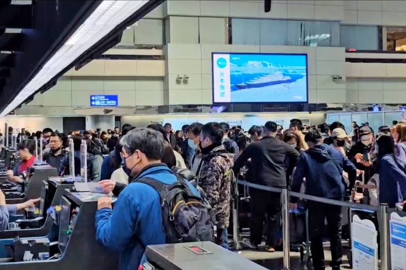 清明節連續假期展開，移民署國境事務大隊預報顯示，入境約5萬4419人、出境約6萬5971人，合計約12萬390人。