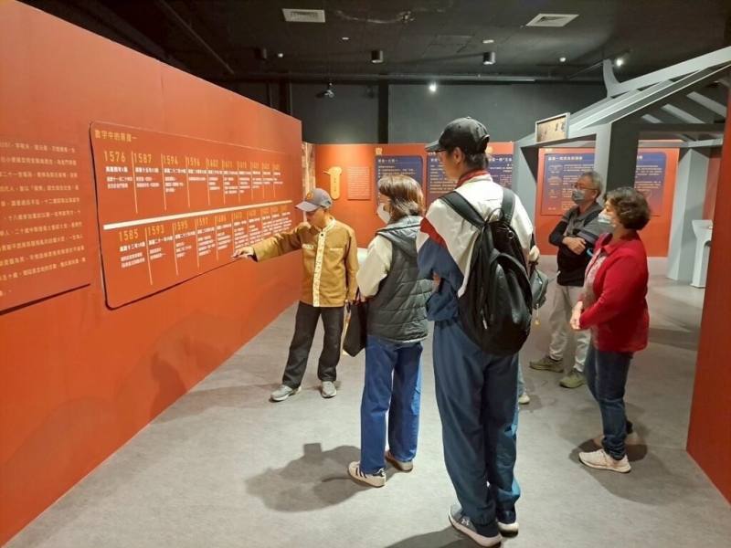 金門縣文化園區歷史民俗博物館3日舉行「蔡復一畫像」專館解說活動，結合金門拭餅文化特色介紹，盼能帶領民眾了解金門清明習俗與歷史人物生命足跡。（金門縣文化園區歷史民俗博物館提供）