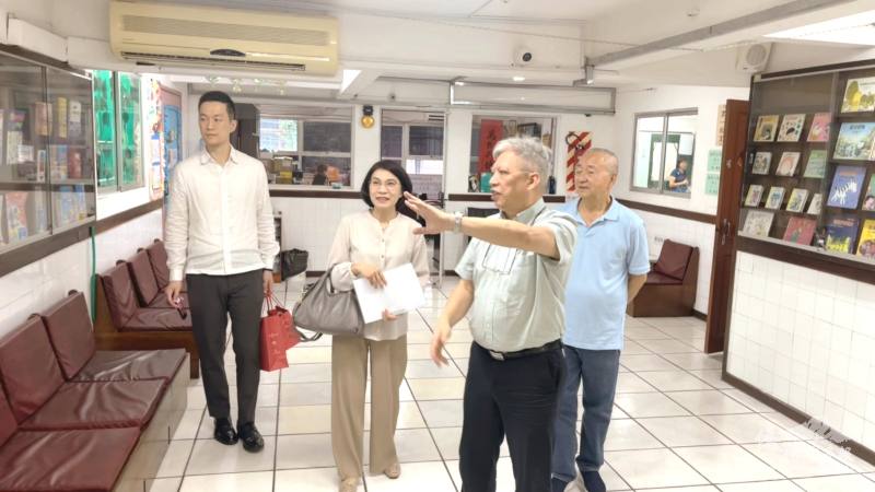 司徒梓明向陳慧芬介紹學校設施與班級