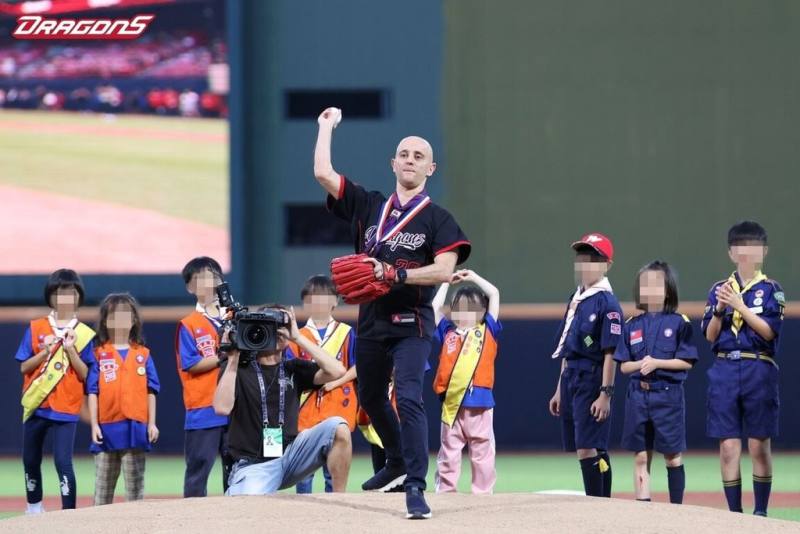 台灣女婿Dimitris Belbas在花蓮地震時英勇救人，去年5月受邀為中華職棒味全龍隊在台北的主場比賽開球（味全龍隊提供）