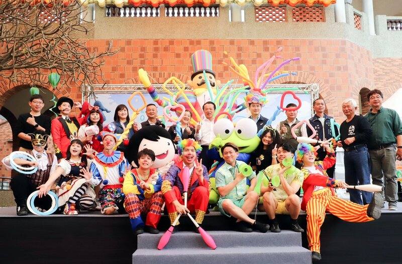 2025嘉義親子藝術節3日在嘉義縣表演藝術中心開幕，國內外優秀表演團隊將帶來119場演出，縣長翁章梁（後左7）表示，節目涵蓋各個年齡層小朋友，可增添親子間美好回憶。