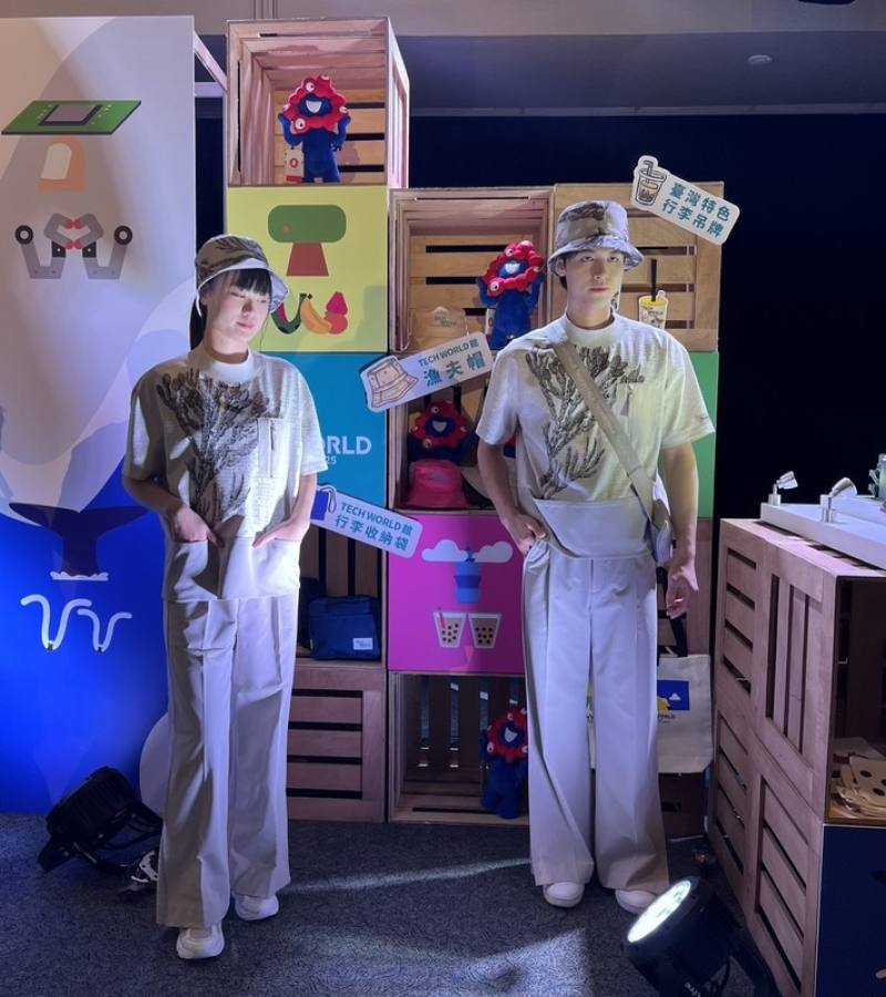 大阪世博台灣TECH WORLD館導覽人員身穿以台灣杉為設計靈感的服飾，傳遞台灣人堅韌的精神與生命力。