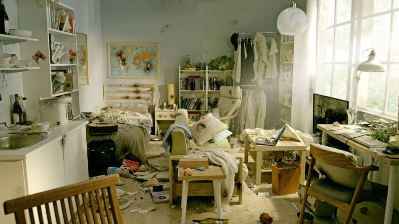 與展覽同名的新作錄像作品〈日常戰爭〉，藉由對客廳空間的佈局及運鏡，隱喻臺灣時代精神的焦慮感。（藝術家袁廣鳴著作，AAM提供）