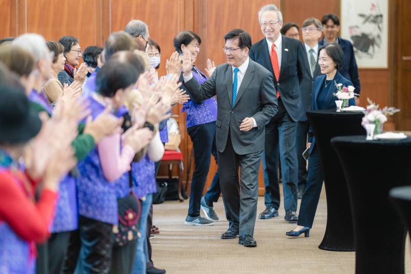 外交部長林佳龍向志工親切問候