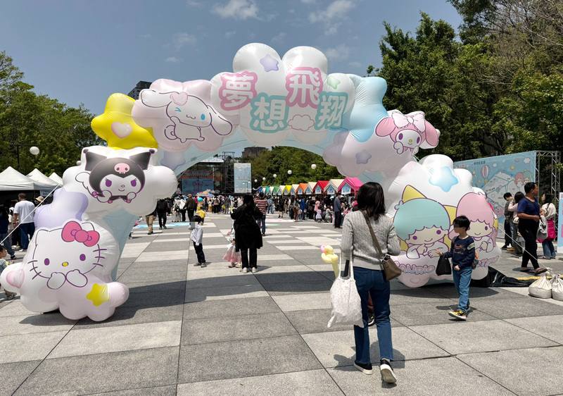 2025新竹市兒童遊藝節「飛翔樂園」3日於新竹公園開幕，活動包括動態遊具及靜態藝術表演，不少民眾趁著好天氣到場同樂。