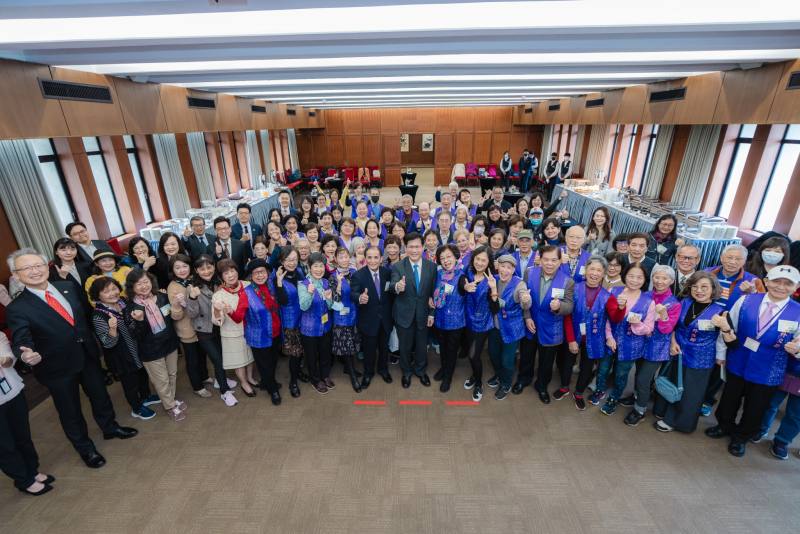 外交部長林佳龍與志工大合影