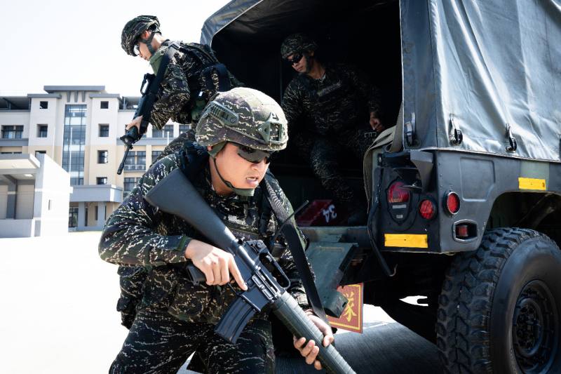 海軍陸戰隊日前成立由義務役為主體的「戒護營」，圖為戒護營官兵下車執行陣地防禦任務。(記者楊仁翔 攝)