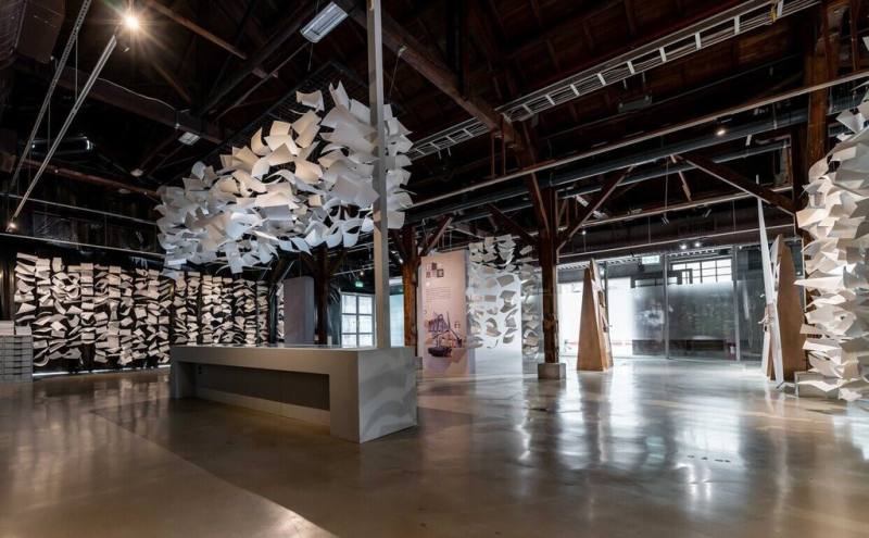 高雄科技大學文化創意產業系在2025年美國、法國設計大獎中斬獲6金6銀，其中獲獎最多的是教授黃雅玲策畫展覽，共拿下5金1銀。圖為獲獎特展之一「打開歷史現場」展區。（高雄科技大學提供）