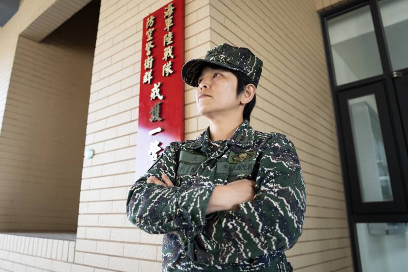 海軍陸戰隊「戒護營」首任營長，由我國首位女娃人郭詩玉擔任，強調雖然營內9成是義務役士兵，但訓練上不會有差別。(記者楊仁翔 攝)