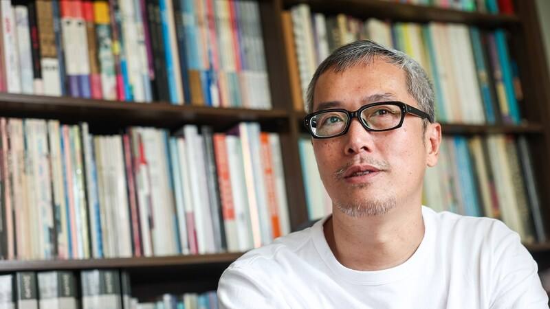 平面設計師楊啟巽（圖）入行30年，設計過上千款書封，曾獲金鼎獎、金蝶獎榮譽獎以及入選博客來OKAPI書籍好設計肯定，然而面對每一次新的設計，他都會視為全新挑戰。