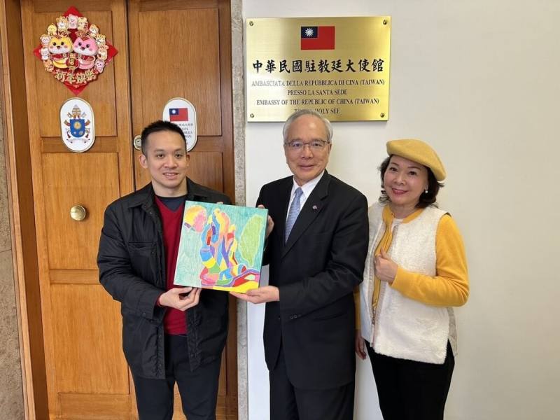 自閉症畫家李柏毅（左）與母親簡靜惠（右）1日前往駐教廷大使館，致贈「台灣為教宗祈禱」圖，希望教宗方濟各早日康復。（駐教廷大使館提供）