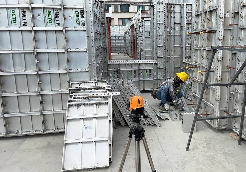 中央新建的「安居‧好室」積極採用綠色工法，目前已累計5處採用預鑄、18處採用整體衛浴，以及逾50處採用系統模板，不僅縮短工期，也有效減少營建廢棄物與碳排放。