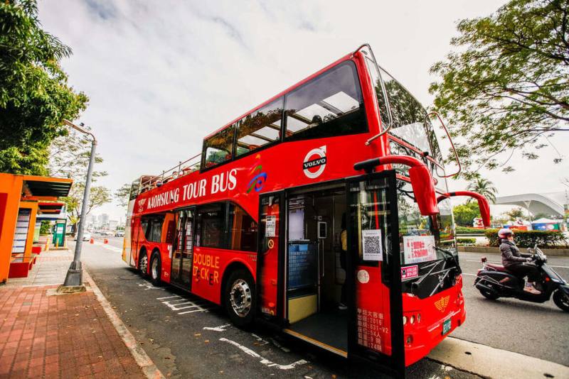 為讓旅客深度探索台東海岸美景與人文風情，台東縣政府11日至13日一連3天推出「南回海岸飛颺趣」雙層巴士旅遊，邀民眾暢遊阿朗壹古道、金崙溫泉等景點。（台東縣政府提供）