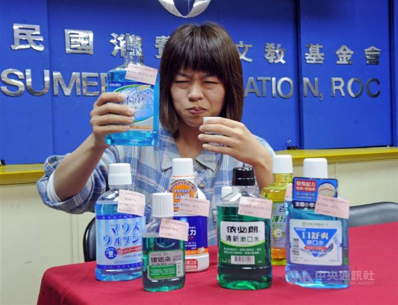 食藥署近日預告「化粧品成分使用限制表」修正草案，刪除硼酸（Boric acid）使用規定，預計明年7月1日起硼酸將不得使用於化粧品中的「非藥用牙膏及漱口水」。（中央社檔案照片）