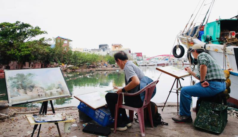 屏東縣政府舉辦「2025藝起派對-屏東縣寫生嘉年華」4日登場，參賽者揮灑創意，在地漁港景致則成為最佳寫生題材。（屏東縣政府提供）