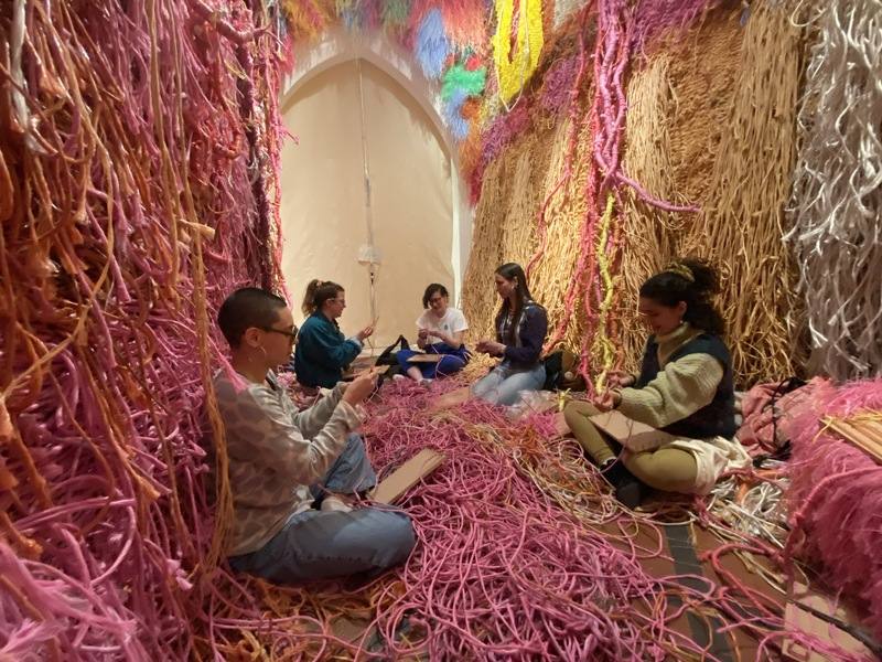 藝術家邀請參觀者一起動手編織，建立人與人之間更親密的聯繫和交流。